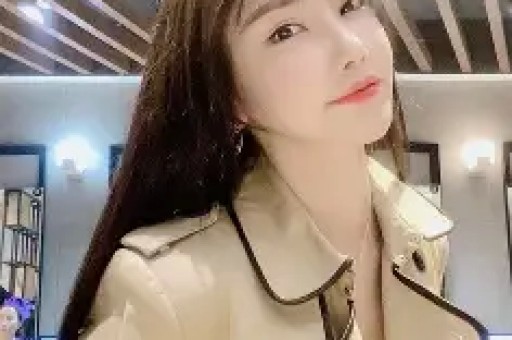 曹云金与神秘女子车内亲昵被拍还在路边草丛小便边解手边吐痰