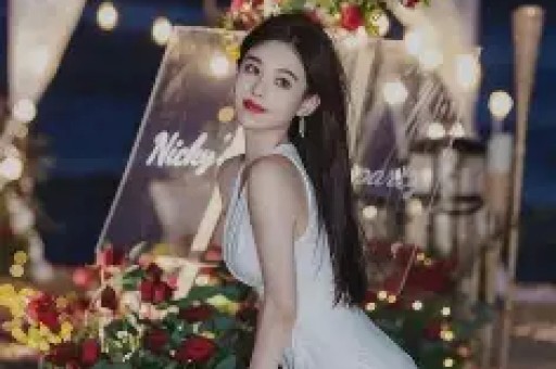 吐舌紧贴人设崩塌曾志伟与乔妹合照展现娱乐圈的另一面